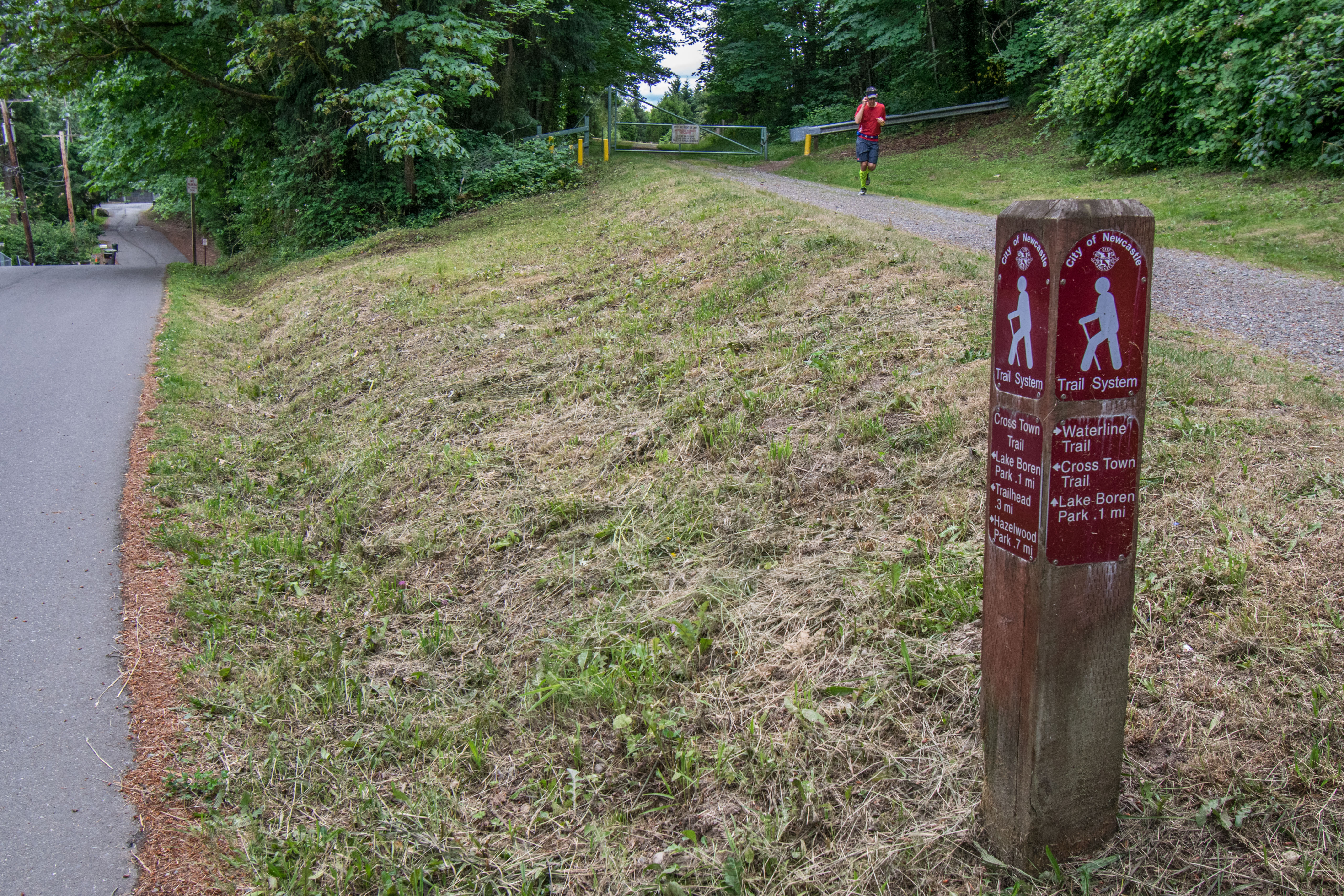 ../images/trails/crosstown_west//23 Trail on 129th Ave SE passing left of sign into Lake Boren Park.jpg
